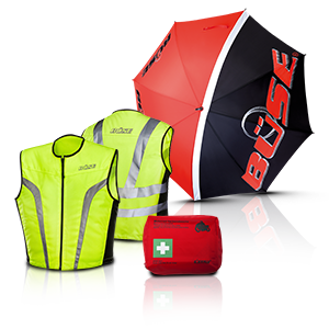 Accessoires de sécurité pour moto : gilets de sécurité, trousse de premiers secours et parapluie rouge et noir.